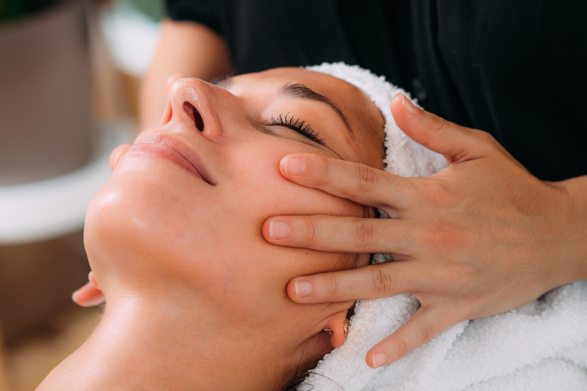 ayurveda-therapist-massaging-female-client-face-wi-2023-11-27-05-36-09-utc-2 ayurveda-therapist-massaging-female-client-face-wi-2023-11-27-05-36-09-utc-2